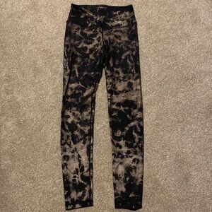 Savvi Size small gold and black metallic tie dye leggings